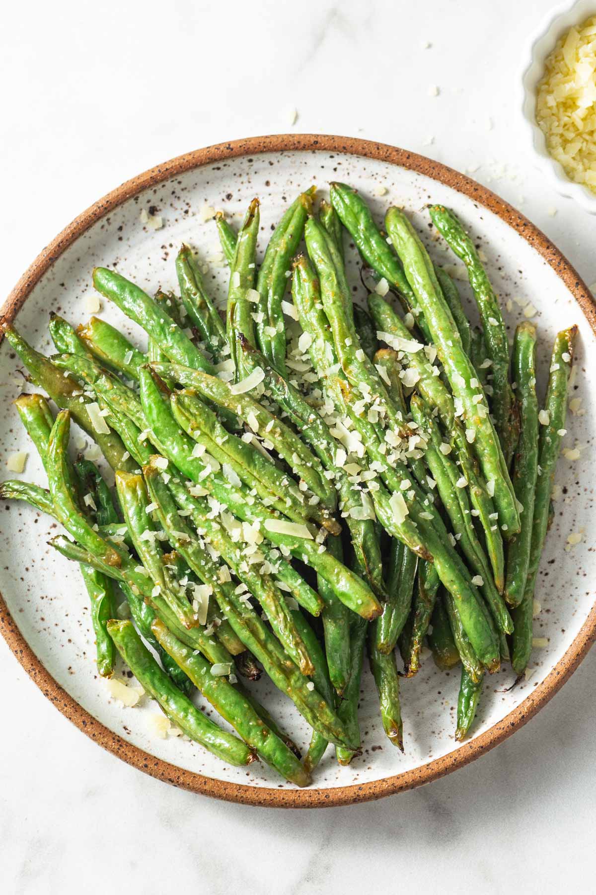 air fryer roasted green beans in a plate.